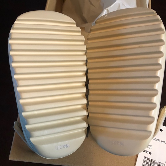 Yeezy Slides “Bone” size 7K - Picture 4 of 5